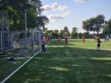 Laatste training S.K.N.W.K. JO8-1 (partijtje tegen de ouders) van maandag 2 juni 2025 (28/123)